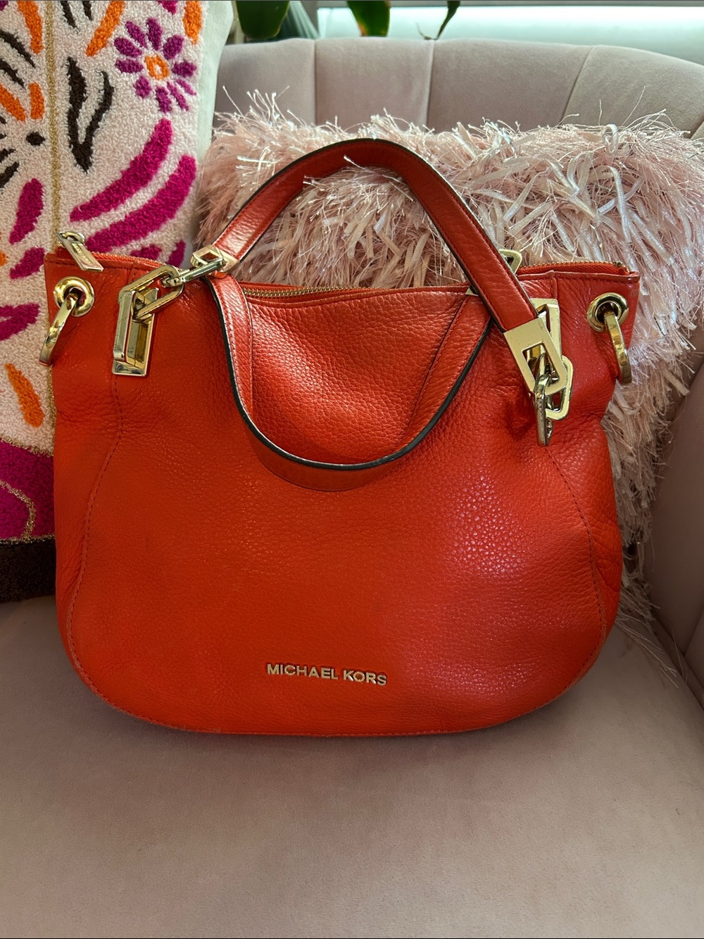 🍊EUC Michael Kors medium size handbag.